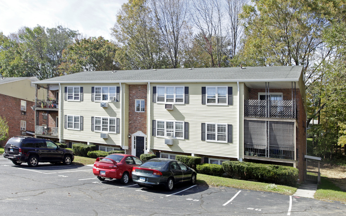 Colonial Manor Apartments in Seymour, CT - Building Photo