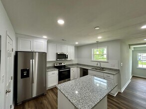 161 Hughes Ave in Virginia Beach, VA - Foto de edificio - Building Photo