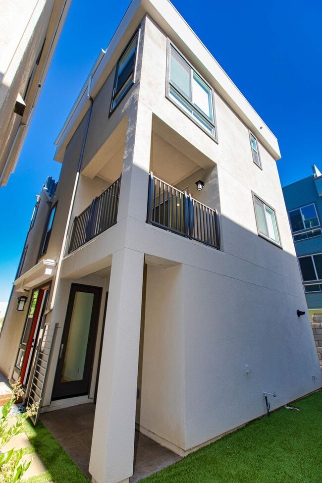 1625 Hampton Dr in Costa Mesa, CA - Building Photo - Building Photo