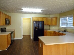 212 Hedgewood Dr in Hampton, GA - Building Photo - Building Photo