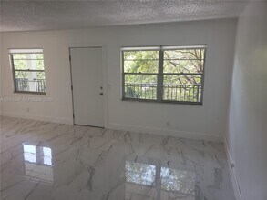 13255 SW 7th Ct in Pembroke Pines, FL - Foto de edificio - Building Photo