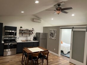 11420 Wales Dr in Redding, CA - Foto de edificio - Building Photo