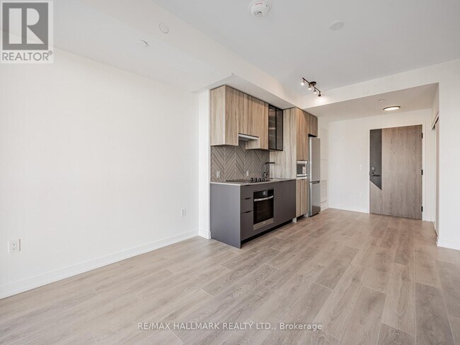 1037 The Queensway in Toronto, ON - Building Photo - Building Photo