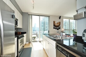 421 W Huron St in Chicago, IL - Building Photo - Building Photo