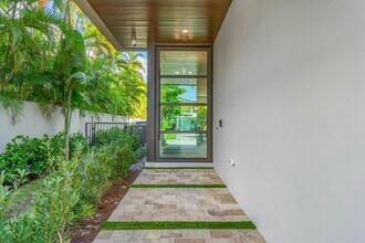 142 NE Wavecrest Way in Boca Raton, FL - Building Photo - Building Photo