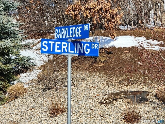 158 Sterling Dr in Newington, CT - Building Photo - Building Photo