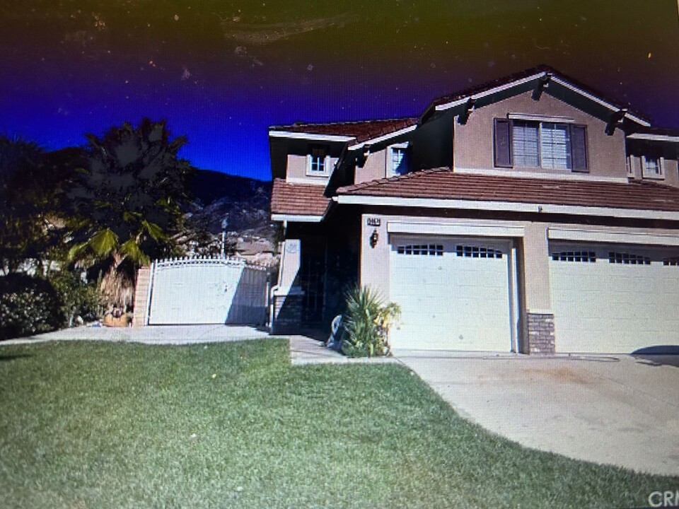 14676 Saddlepeak Dr in Fontana, CA - Building Photo