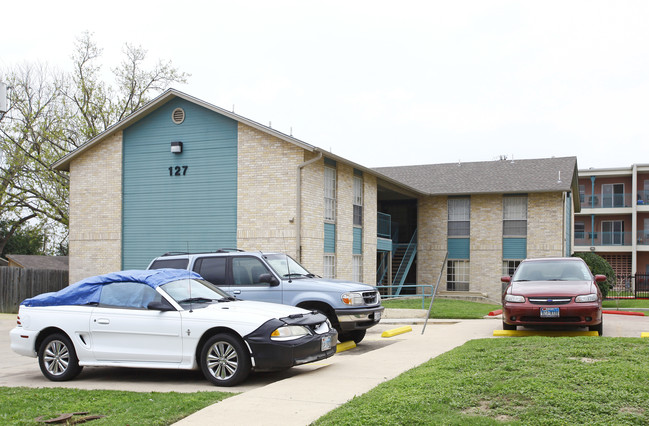 Glen Park Apartments in San Antonio, TX - Foto de edificio - Building Photo