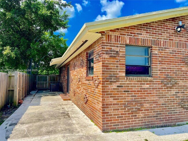 6137 Pierce St in Hollywood, FL - Building Photo - Building Photo
