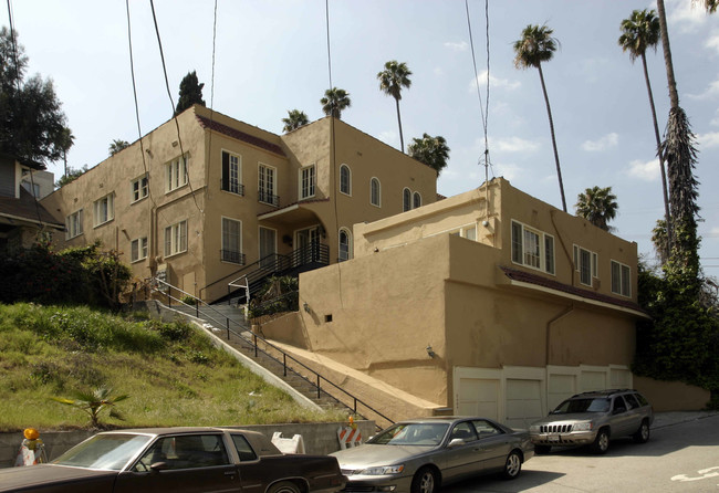 3464 Larissa Dr in Los Angeles, CA - Foto de edificio - Building Photo