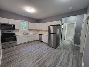 2406 Woodland Ave in Des Moines, IA - Building Photo - Building Photo