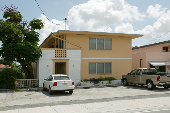 251 NW 57th Ave in Miami, FL - Foto de edificio - Building Photo