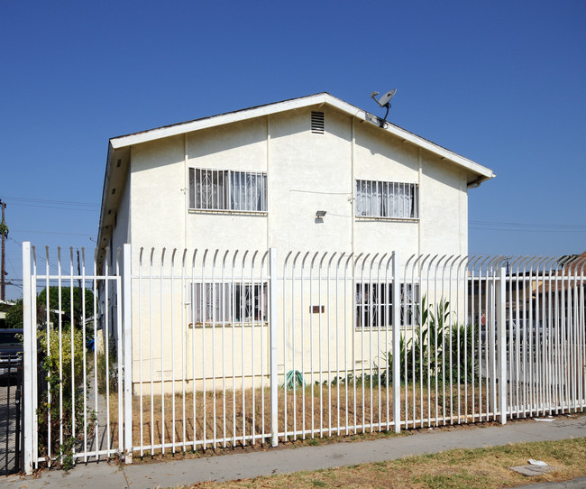 6027 Makee Ave in Los Angeles, CA - Foto de edificio - Building Photo