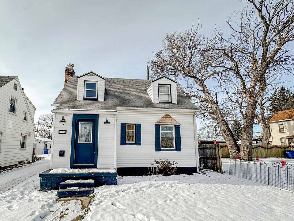 4911 Douglas Rd in Toledo, OH - Building Photo