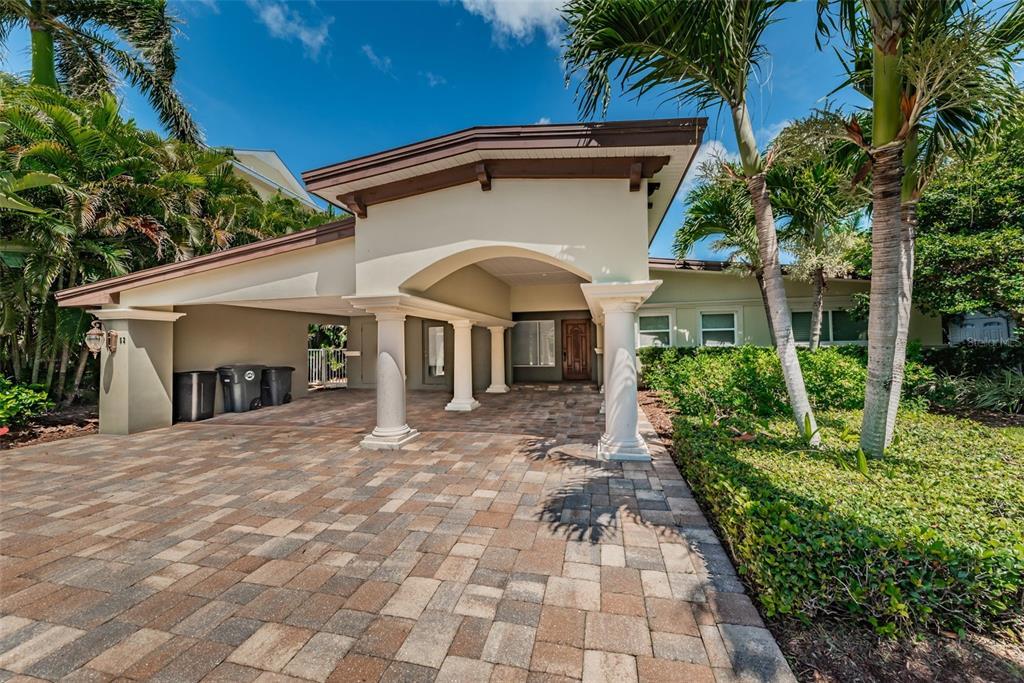 52 N Pine Cir in Belleair, FL - Building Photo