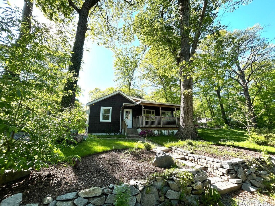 95 Hillair Rd in Lake Peekskill, NY - Building Photo