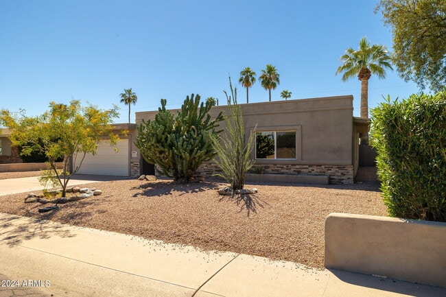 8643 E Sandalwood Dr in Scottsdale, AZ - Building Photo - Building Photo