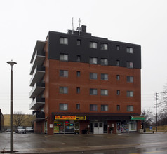 Flower Town Apartments in Brampton, ON - Building Photo - Building Photo