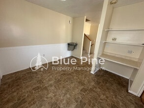 1077 E 1300 N in Shelley, ID - Foto de edificio - Building Photo
