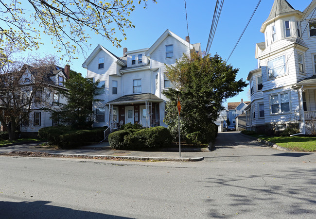 151-153 Brown St in Waltham, MA - Foto de edificio - Building Photo