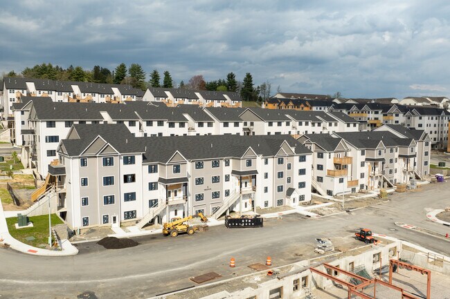 182 Acres Rd in Monroe, NY - Foto de edificio - Building Photo