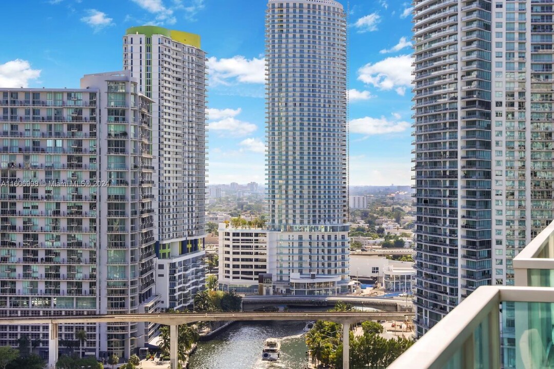 41 SE 5th St, Unit 1410 in Miami, FL - Building Photo