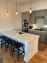 300 8th St NE, Unit 306 in Washington, DC - Foto de edificio - Building Photo