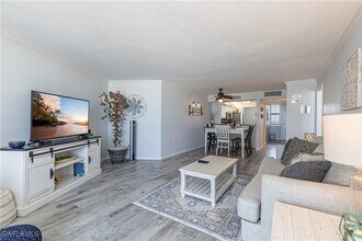 320 Seaview Ct in Marco Island, FL - Foto de edificio - Building Photo