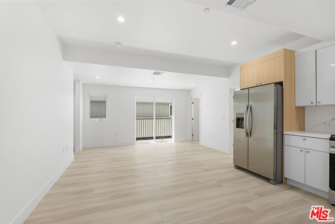 10957 Calvert St in Los Angeles, CA - Building Photo