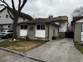 8337 E Moor Ct in Windsor, ON - Building Photo