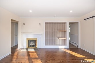 55 Glendale Rd in Stamford, CT - Foto de edificio - Building Photo