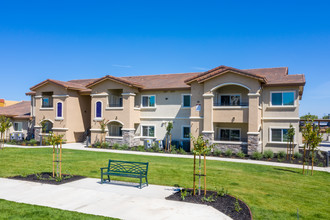 Edgewater Apartment Homes in Pittsburg, CA - Building Photo - Building Photo