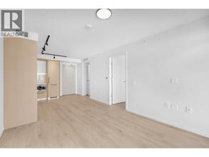 5189 Earles St in Vancouver, BC - Building Photo - Building Photo