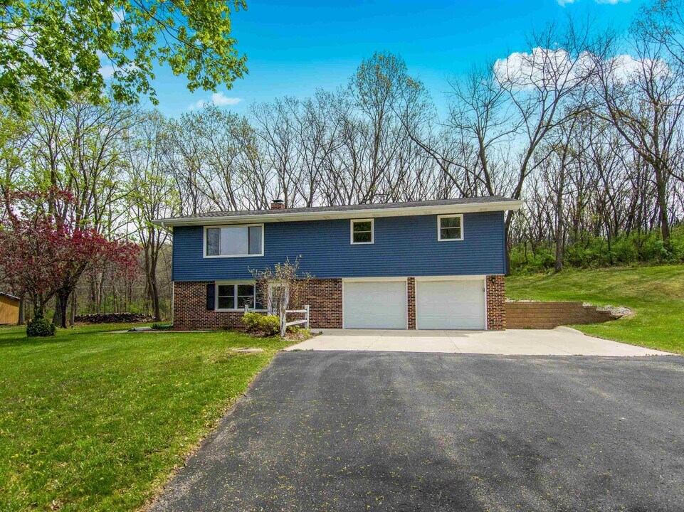 1870 Sand Ridge Ct in Verona, WI - Building Photo