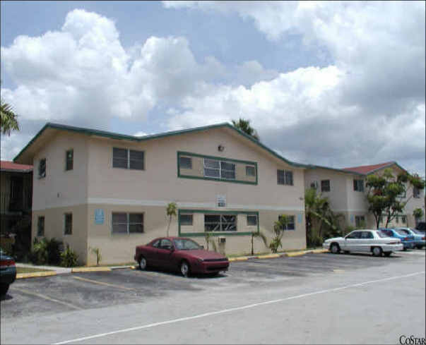 Pembroke Manor Apartments in Pembroke Pines, FL - Foto de edificio - Building Photo