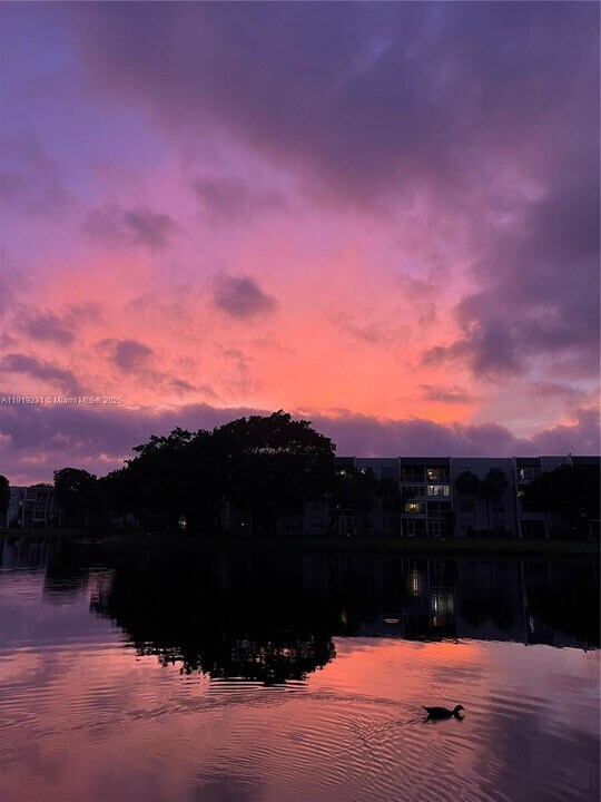 1522 Whitehall Dr in Davie, FL - Building Photo