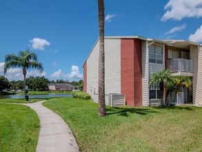 215 Lake Brook Cir in Brandon, FL - Building Photo - Building Photo