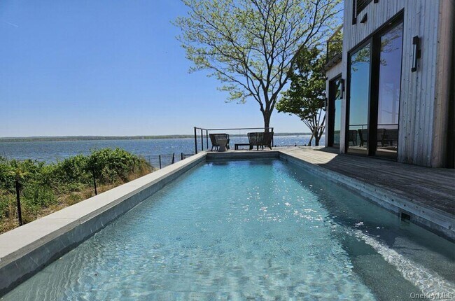 599 Peconic Bay Blvd in Riverhead, NY - Building Photo - Building Photo