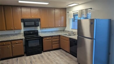 426 Greenbriar Townhouse Way in Las Vegas, NV - Building Photo - Building Photo