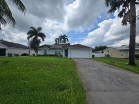 862 SW Carmelite St in Port St. Lucie, FL - Building Photo