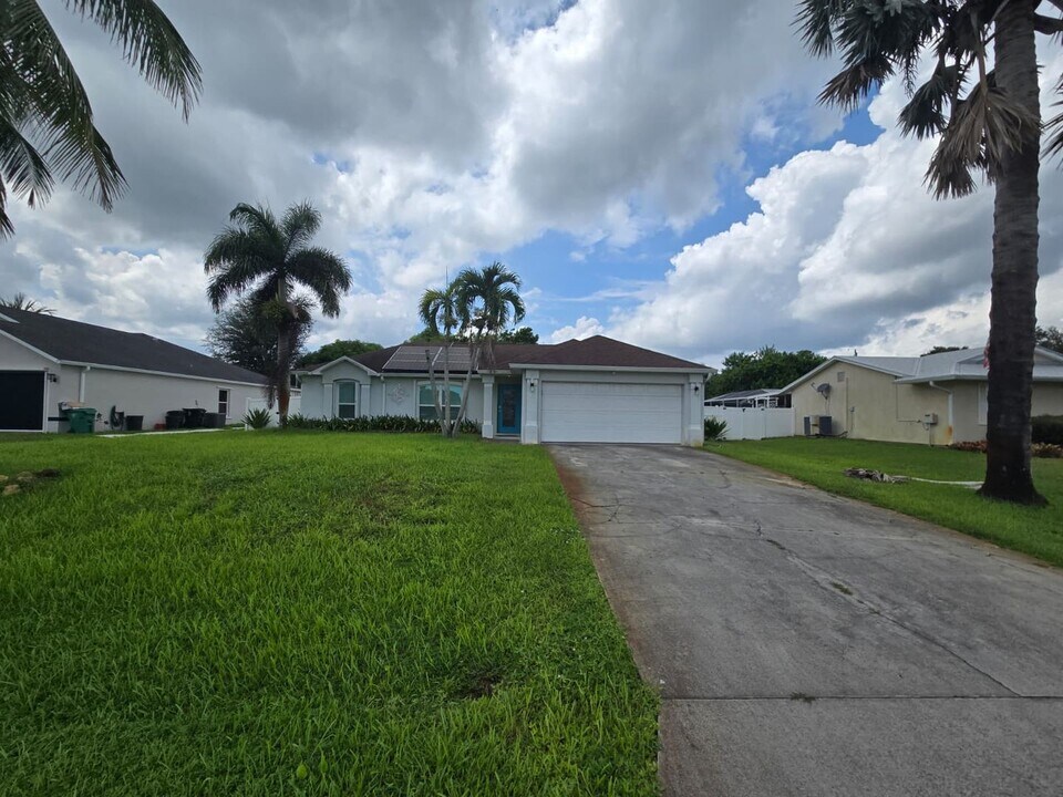 862 SW Carmelite St in Port St. Lucie, FL - Building Photo