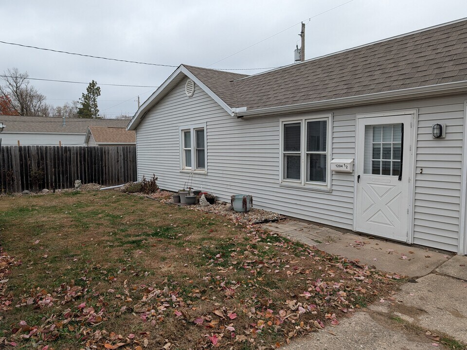 1204 S 13th St, Unit 1204 1/2 in Pekin, IL - Foto de edificio