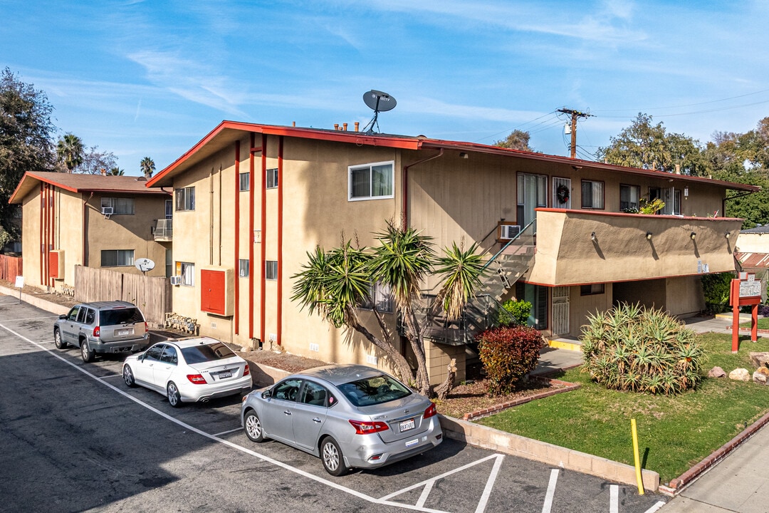 Berkeley Apartments in Pomona, CA - Foto de edificio