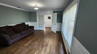 137 Alkier St in Brentwood, NY - Foto de edificio - Building Photo