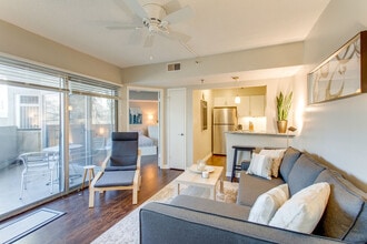 900 19th Ave S, Unit #214 in Nashville, TN - Foto de edificio - Building Photo