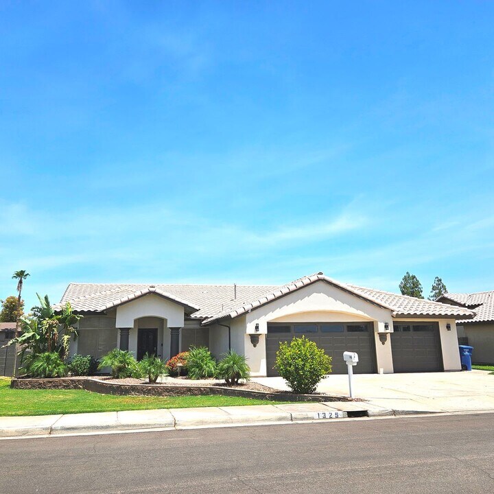 1325 S 28th Dr in Yuma, AZ - Building Photo