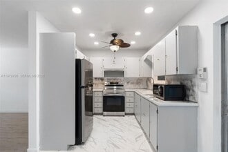 710 N 65th Ter in Hollywood, FL - Foto de edificio - Building Photo