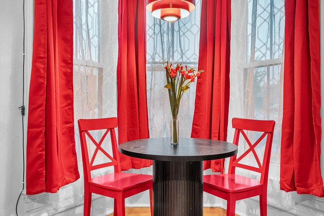 139 Center St, Unit Silvery