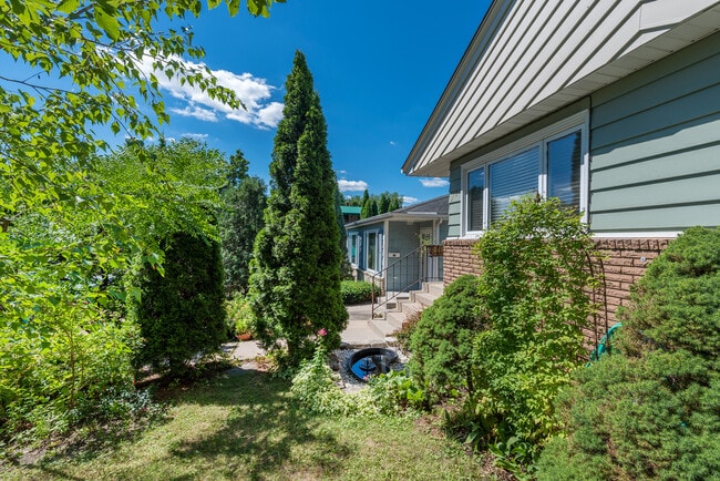 2114 Grand Ave S, Unit Large dulex with a pond. in Minneapolis, MN - Building Photo - Building Photo