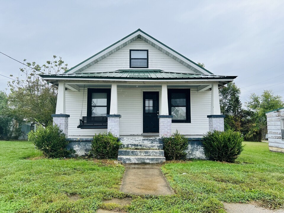 302 Railroad in Bland, MO - Building Photo